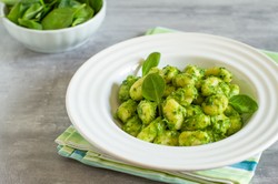 Pyszny obiad na sobotę. Podajemy przepis, Ty gotujesz. Gnocchi z pesto, czyli włoski smak