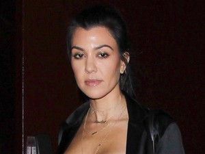Az első Kardashian mellvillantás az évben itt van
