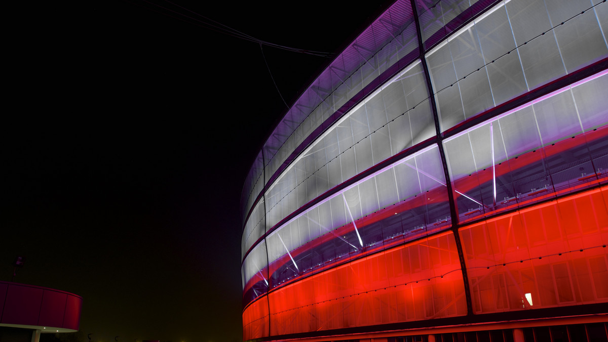 Z okazji obchodów Święta Flagi (2 maja) oraz rocznicy Konstytucji 3 maja – Stadion Wrocław zamieni się w największą flagę Polski i powalczy o wpis do Księgi Rekordów Guinnessa. Jak przekonują przedstawiciele piłkarskiej areny – membrana stadionu może świecić w dowolnym kolorze. Ale 2 i 3 maja rozbłyśnie tylko na biało–czerwono.