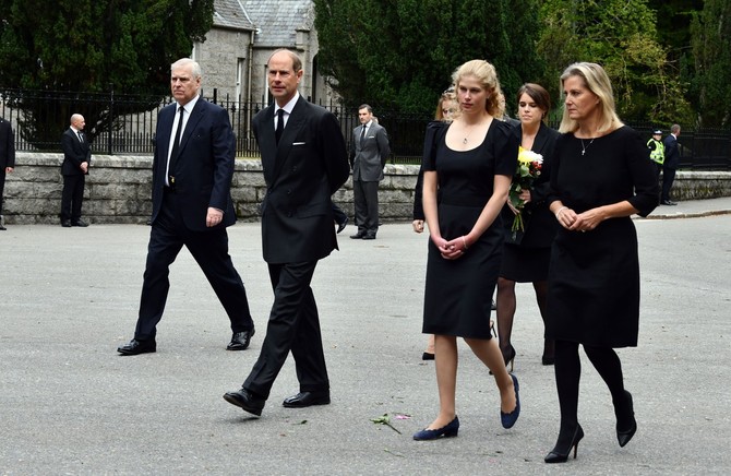 Porodica Elizabete II odala počast kraljici u Balmoralu foto: Stuart Wallace/Shutterstock Editorial