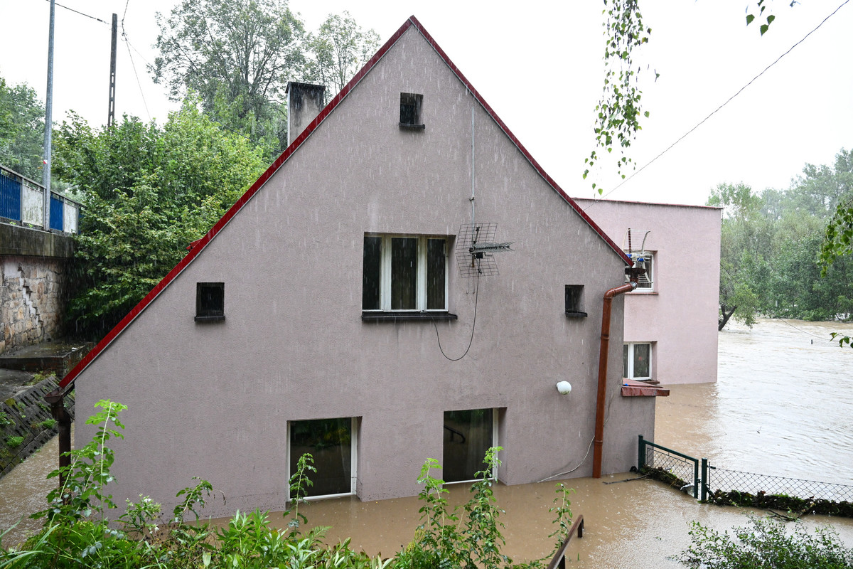 Black Hawk pomaga powodzianom. Śmigłowiec podejmie ludzi z dachów zalanych domostw