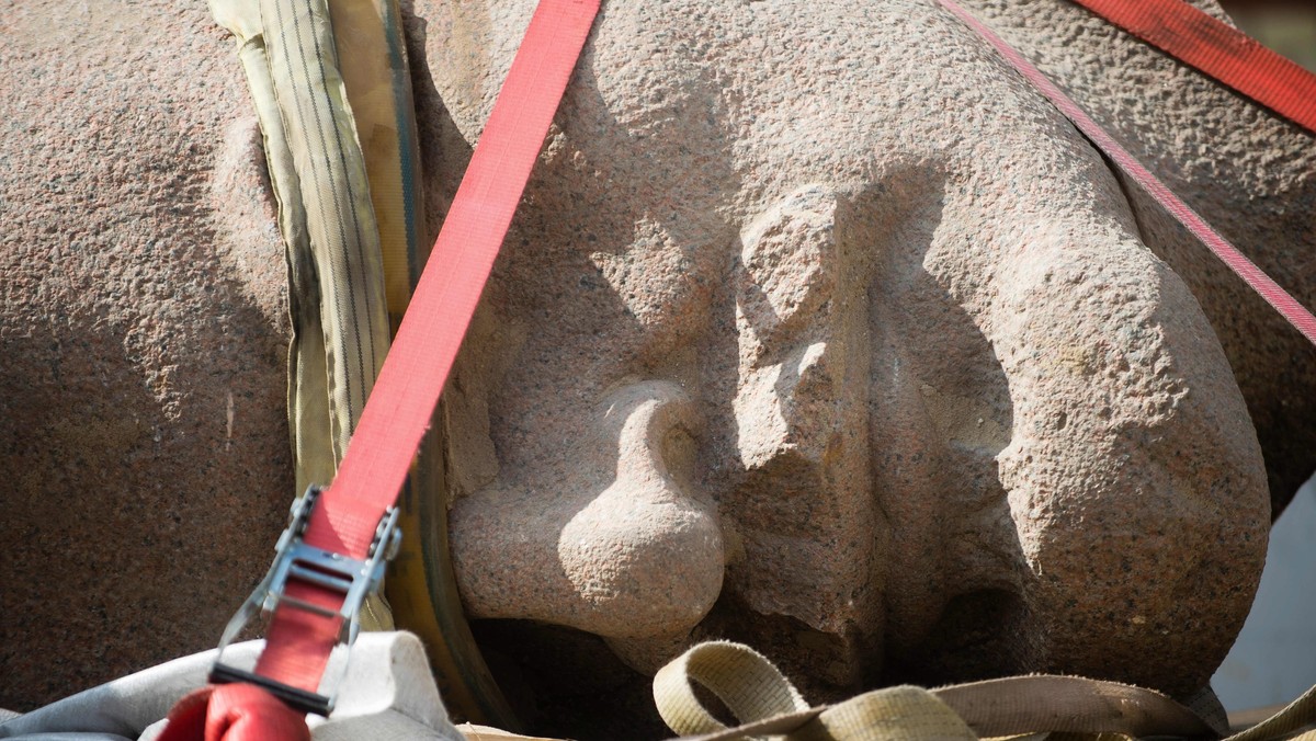 Granitowa głowa Włodzimierza Lenina została dzisiaj wykopana w lesie na obrzeżach Berlina. Fragment pomnika, usuniętego po upadku NRD, ma zostać częścią planowanej na przyszły rok wystawy. Głowa wodza rosyjskiej rewolucji jest częścią 19-metrowego pomnika, który do 1991 roku znajdował się we wschodniej dzielnicy Berlina Friedrichshain. Po zjednoczeniu Niemiec monument wykonany przez Nikołaja Tomskiego pocięto na 130 kawałków i zakopano w lesie na obrzeżach miasta.