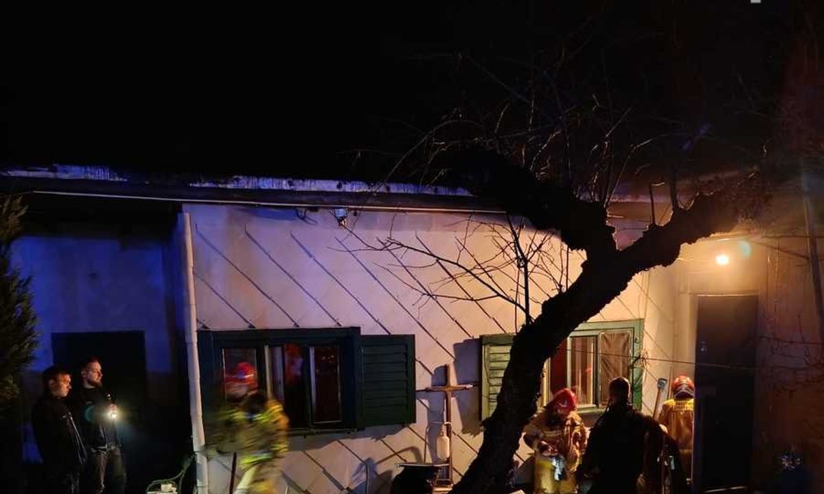 Bohaterska akcja. Policjanci uratowali małżeństwo z płonącego budynku w Bielsku-Białej