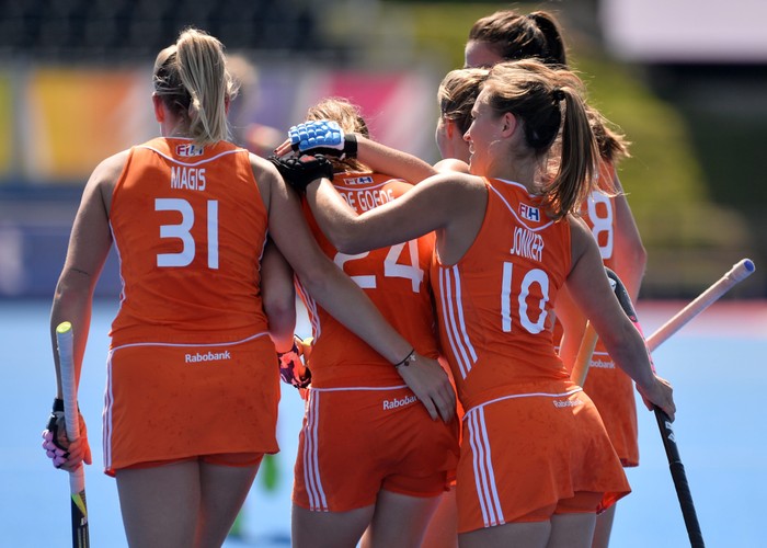 Piękne dziewczyny grają w hokeja... na trawie