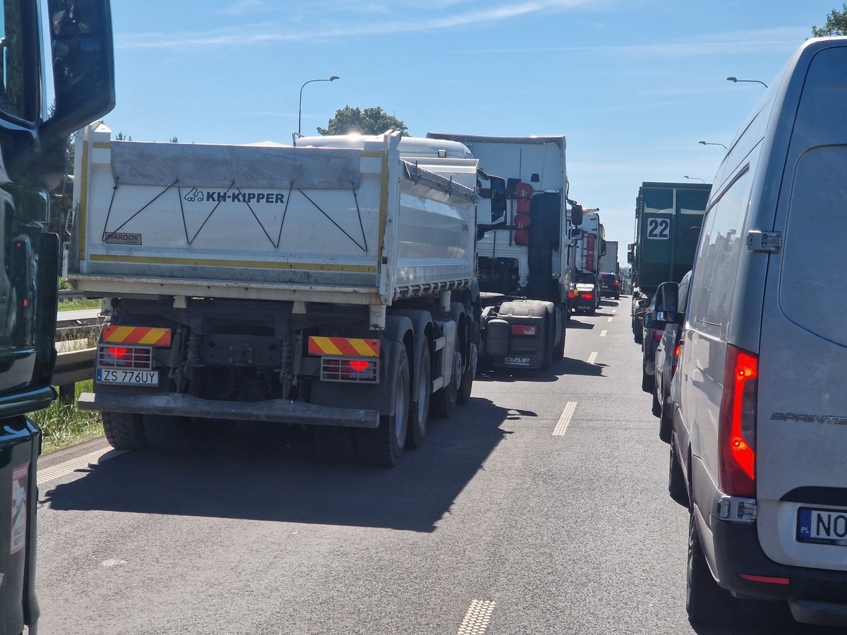 Rolnicy blokują ekspresówkę, kierowcy tkwią w gigantycznych korkach. "Koszmar w drodze na wakacje"