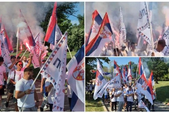 Novosađani koji pešače do Beograda na veliki skup stigli u Inđiju: Građani im priredili doček uz baklje i zastave na Trgu Slobode (VIDEO)