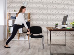 Siedzący tryb życia? Polscy badacze dowiedli, że aktywne przerwy mają wpływ również na... dobrostan bliskich