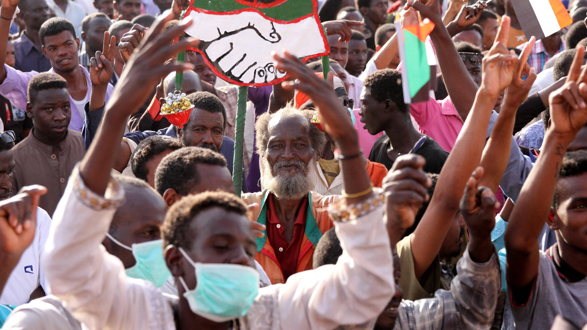Sześć osób zginęło w zamieszkach, które wczoraj wieczorem wybuchły w stolicy Sudanu Chartumie - podała AFP, powołując się na źródła wojskowe i medyczne. Grupa uzbrojonych protestantów, żądających oddania władzy w cywilne ręce, starła się z armią lojalną Wojskowej Radzie Tymczasowej.