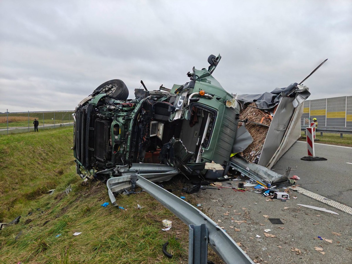 Truck overturns on S8 near Łask, traffic blocked
