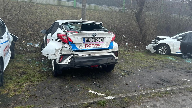 Panek Carsharing i dzikie złomowisko rozbitych samochodów na parkingu osiedlowym