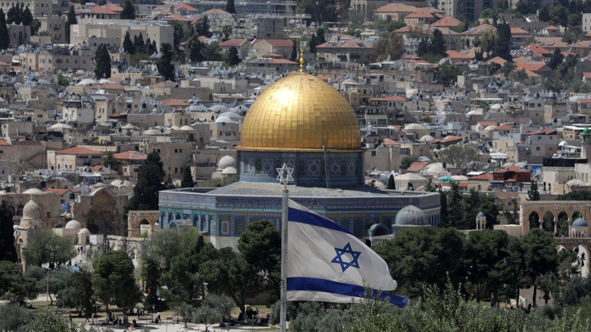 Izraelska zastava i pogled na Stari grad Jerusalim i Kupolu na steni