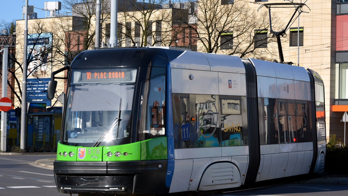 Szczeciński Zarząd Dróg i Transportu Miejskiego zachęca, by jutro zostawić samochód w garażu i do pracy pojechać komunikacją miejską. - W piątek kontrolerzy mają wolne - zapowiada rzecznik ZDiTM-u. Wszystko w ramach Europejskiego Dnia Bez Samochodu.