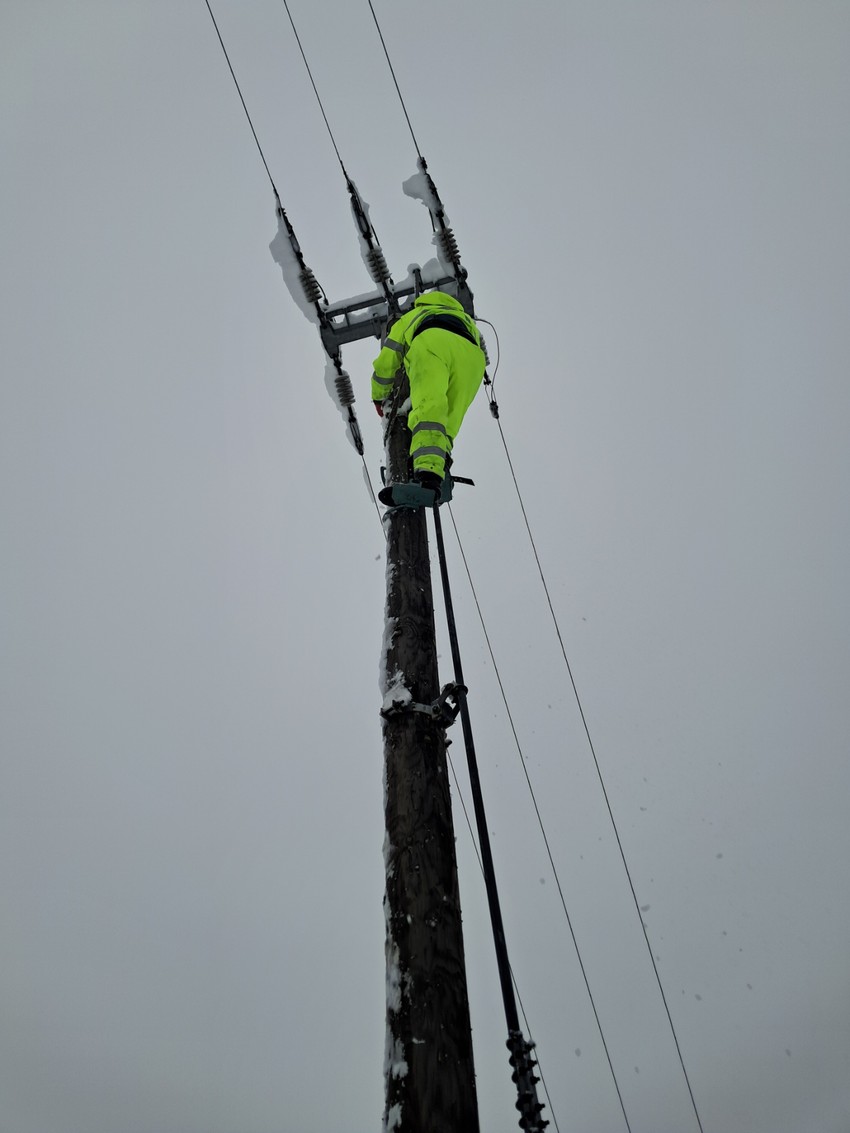 Radnik EDB-a morao je da se penje i na zaleđenu banderu