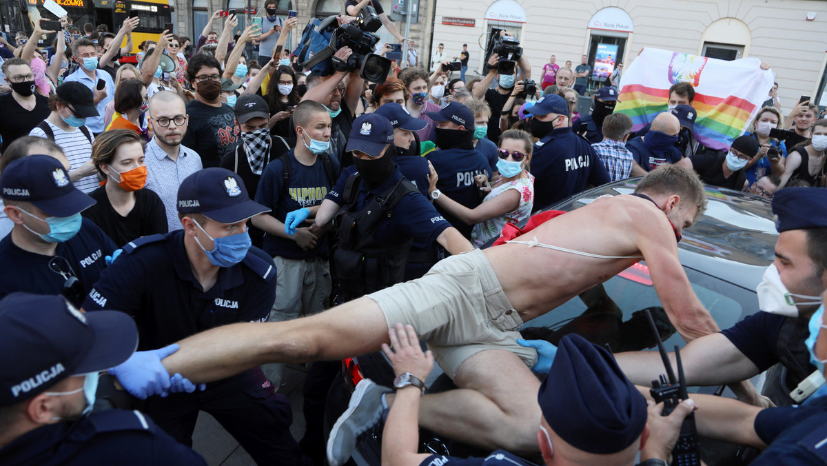 Linus Lewandowski jest aktywistą politycznym związanym z organizacjami broniącymi praw osób należących do społeczności LGBT. Bierze udział w demonstracjach w obronie osób LGBT przed atakami skrajnej prawicy. Wziął udział także w demonstracjach przeciwko <a href="https://wiadomosci.onet.pl/tylko-w-onecie/co-bylo-przyczyna-aresztowania-margot-iustitia-zada-uzasadnienia/qyn9gbk" id="74fd513b-c1a5-4775-b697-86a1aef83481">aresztowaniu Margot</a>. Został aresztowany i był przetrzymywany w ukryciu przez policję.