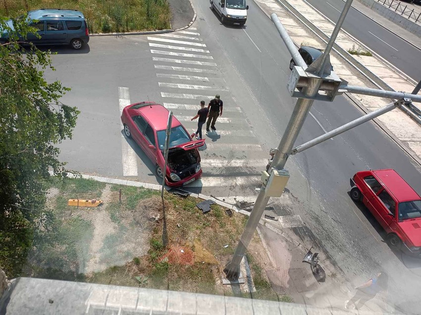 Jedan auto je odbačen i zaustavljen ovde