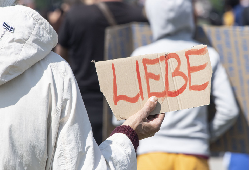 Protest w Niemczech przeciwko obostrzeniom mającym powstrzymać pandemię koronawirusa. Munich