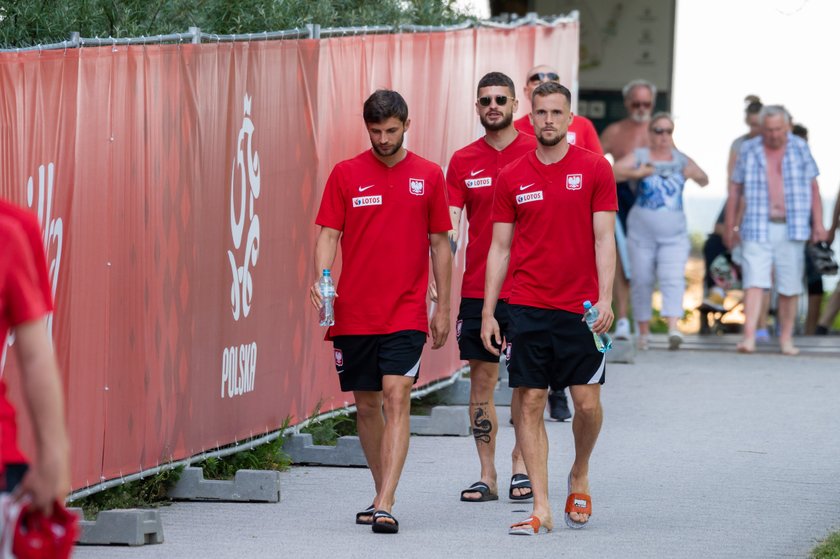 Boso na plaży. Tak "polska husaria" szykuje się do meczu z Hiszpanią