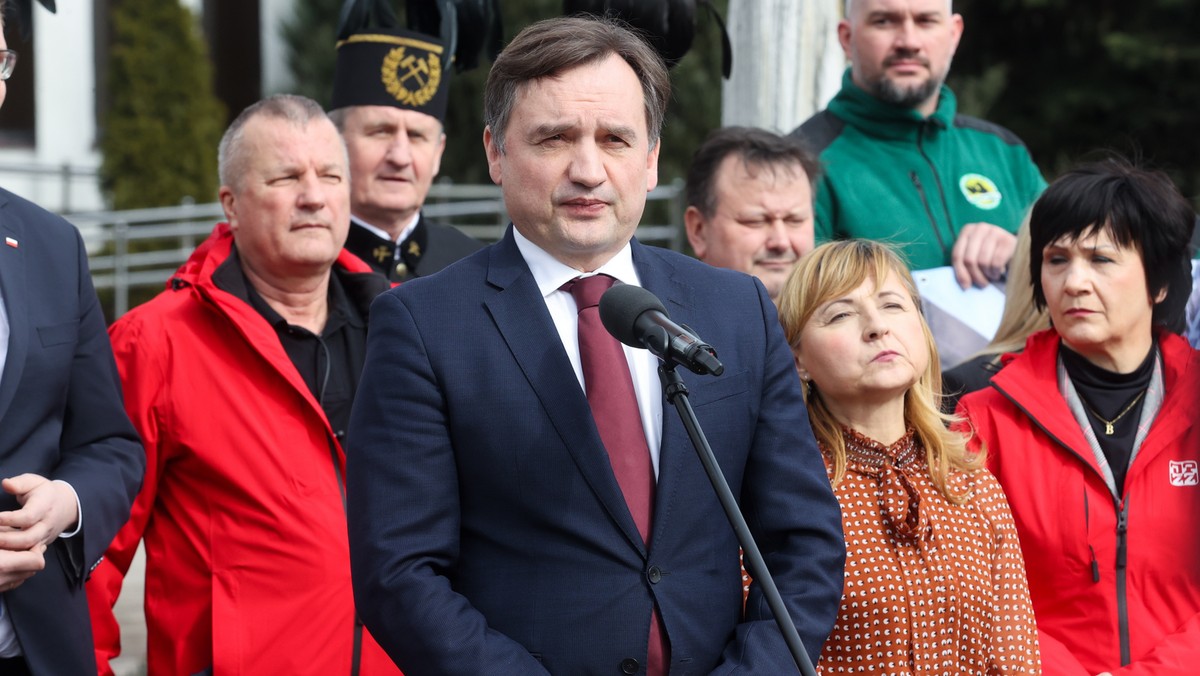 Zbigniew Ziobro podczas konferencji prasowej na terenie Kopalni Węgla Brunatnego Bełchatów w Rogowcu