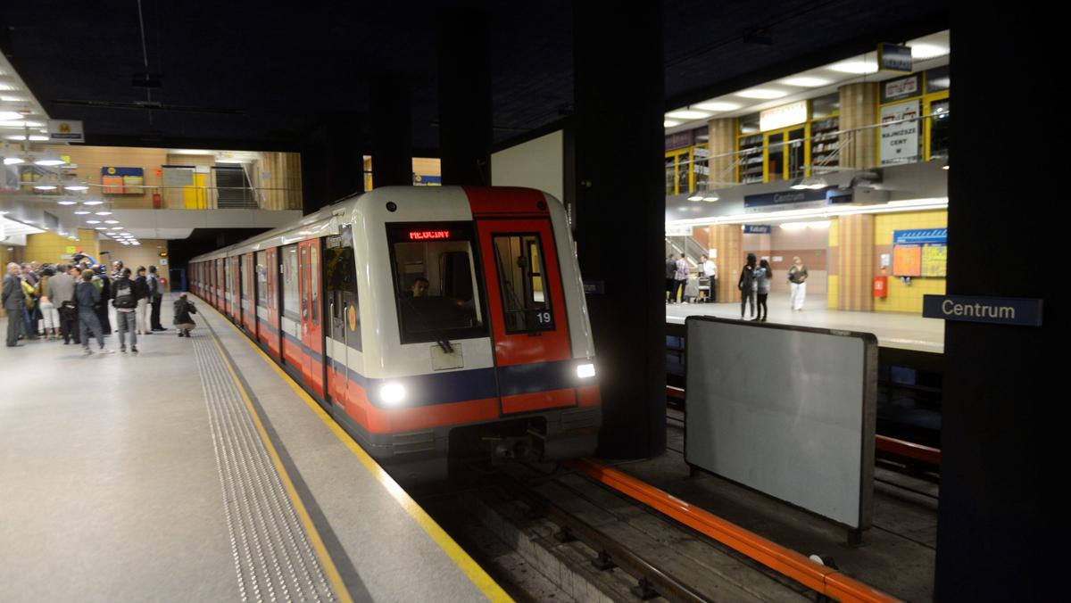 Warszawa metro Centrum komunikacja miejska