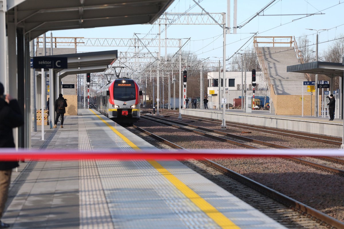 Pierwszy pociąg od 24 lat wjeżdża na stację Warszawa Główna
