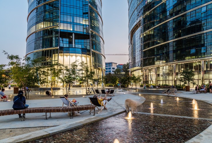 Cały kompleks Warsaw Spire ma powierzchnię 109 tys. mkw. To największy po względem powierzchni zespół biurowców w Polsce. Oprócz najwyższej 220-metrowej wieży (w tym 40-metrowe iglice), w skład kompleksu wchodzą dwa niższe budynki o wysokości 55 metrów każdy. Powierzchnia typowego piętra w kompleksie wynosi od 1,3 tys. mkw. do 1 ,7 tys. mkw. Wokół budynków zaprojektowano ogólnodostępny plac miejski. To pierwsza tego typu inwestycja realizowana w tak dużej skali w najnowszej historii Warszawy.