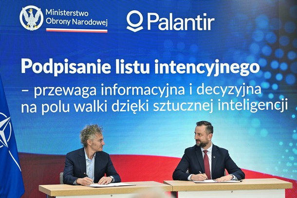 Warszawa, 27.10.2025. Wicepremier, minister obrony narodowej Władysław Kosiniak-Kamysz (P) oraz dyrektor generalny Palantir Technologies Alex Karp