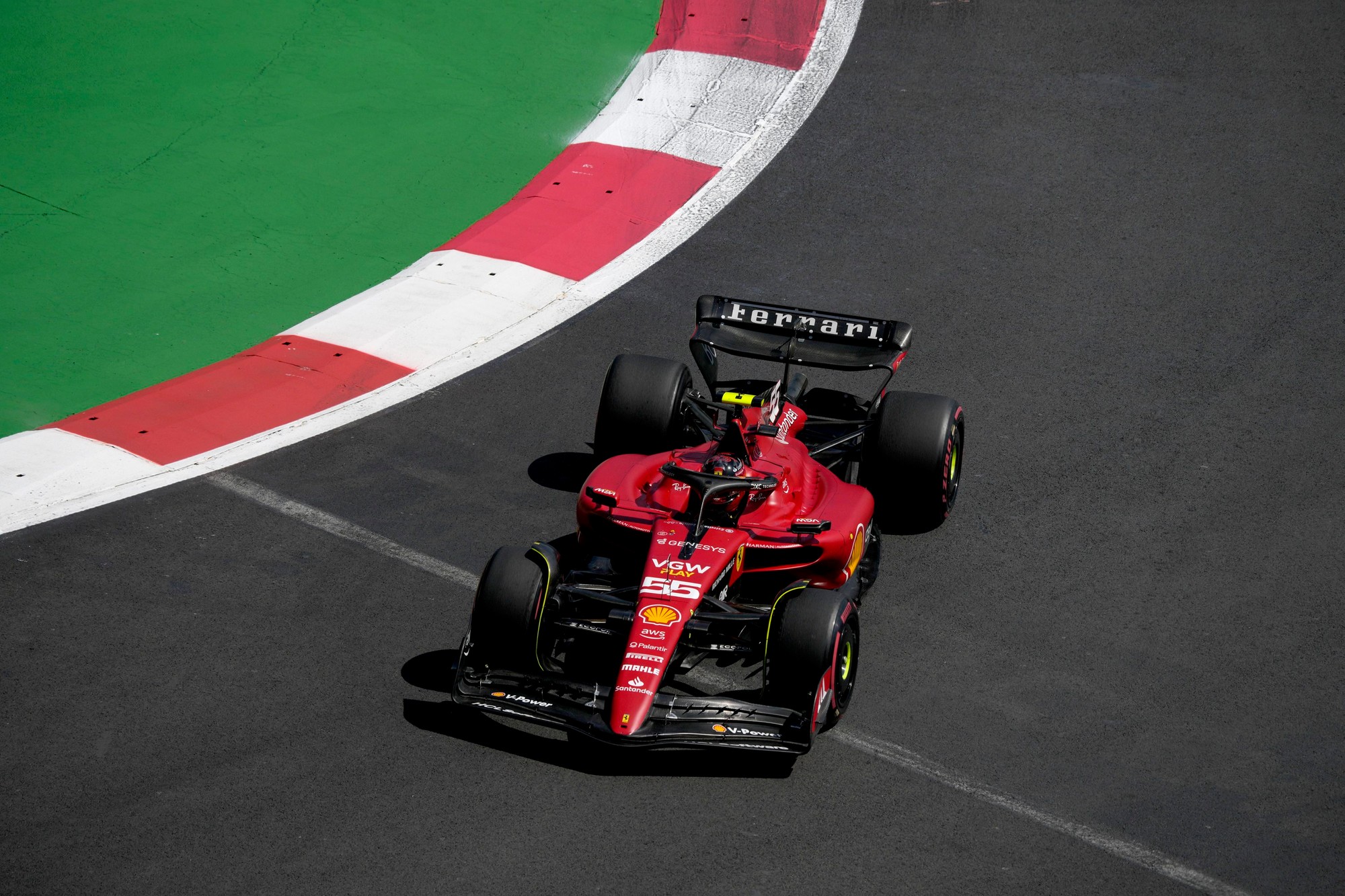 Španielsky jazdec Carlos Sainz (Ferrari) na Veľkej cene Mexika.