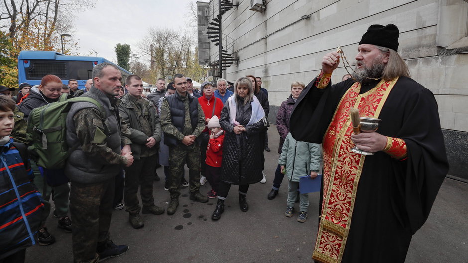 Ksiądz błogosławi rosyjskich poborowych w czasie mobilizacji w październiku