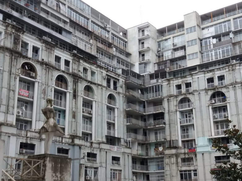 Batumi - budynek wygląda jak kolonialne czynszówki