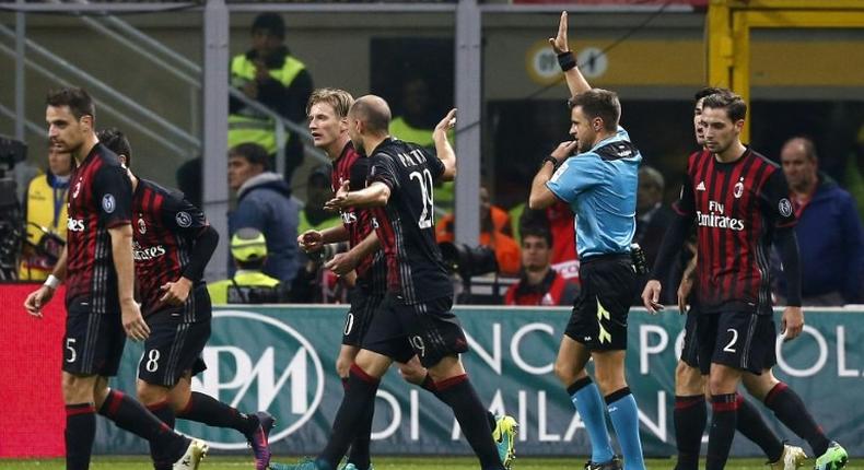 Referee Nicola Rizzoli (2-R) invalidates a goal during the match between AC Milan and Juventus on October 22, 2016 at the San Siro Stadium