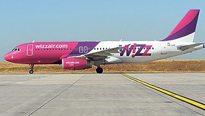 Pompomlányokkal ünnepelte 100. repülőgépét a WizzAir