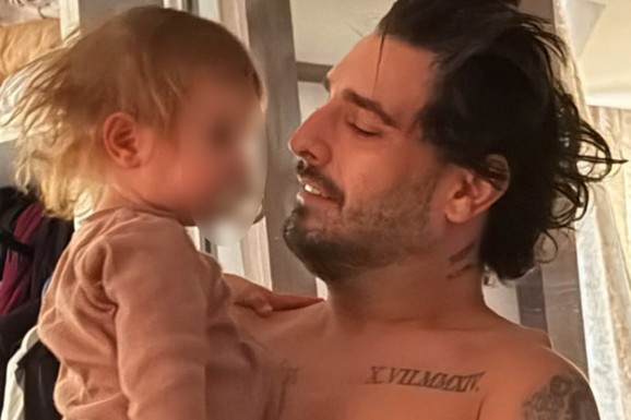 (FOTO) "DNK NIJE POTREBAN" Darko Lazić objavio prizor iz porodičnog doma u Brestaču: On i Srna sve nasmejali do suza