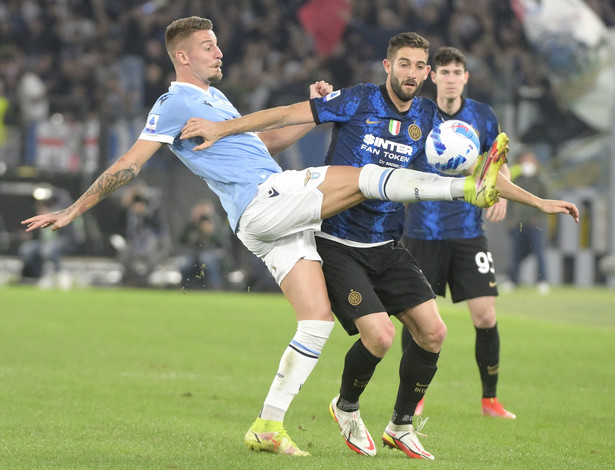 Piłkarz Lazio Rzym Sergej Milinković-Savić (L) w starciu z zawodnikiem Interu Roberto Gagliardinim (C) podczas meczu ligi włoskiej