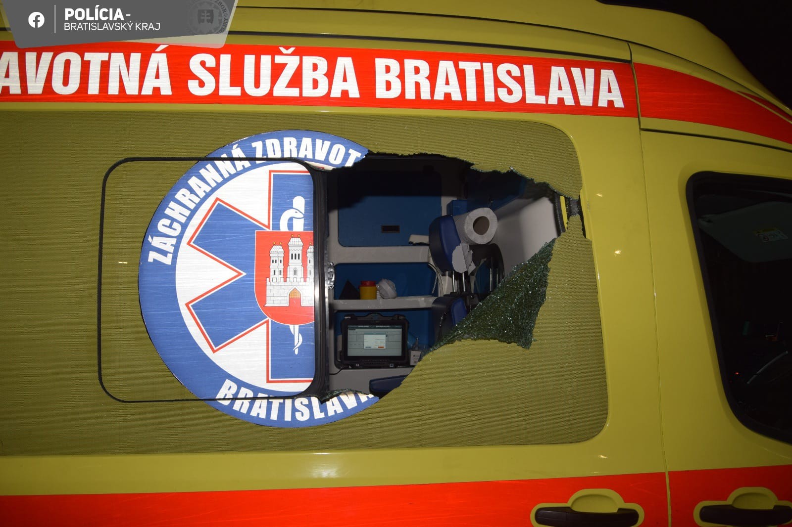 Muž hodil kameň do sanitky. 