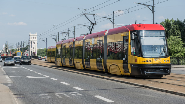 Tramwaj na Moście Poniatowskiego w Warszawie