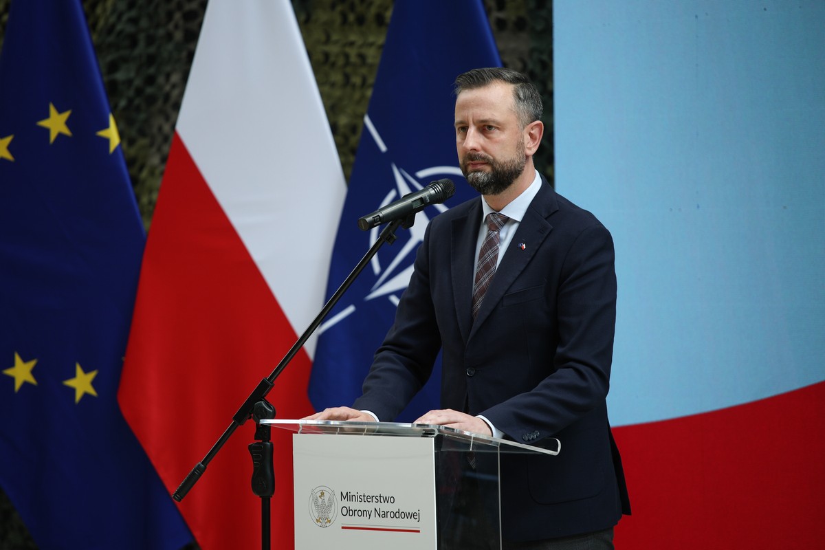 Władysław Kosiniak-Kamysz na tle flagi Polski