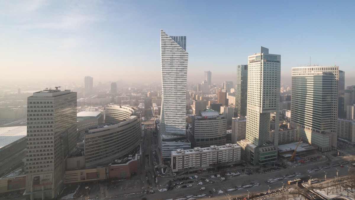 Warszawa smog zima panorama wieżowce drapacze chmur