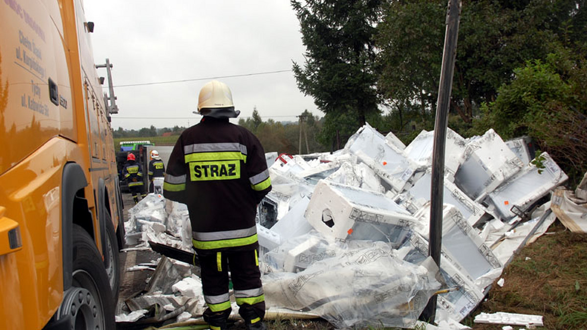 Na drodze krajowej nr 28 doszło do niecodziennego wypadku. Na łuku drogi wywróciła się ciężarówka z przyczepą. Cały ładunek, 326 transportowanych pralek, znalazło się w rowie.