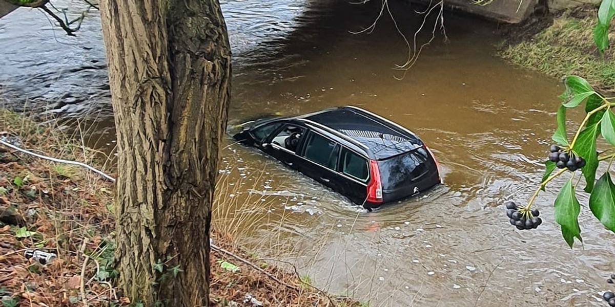 Auto wpadło do rzeki w Gubinie.