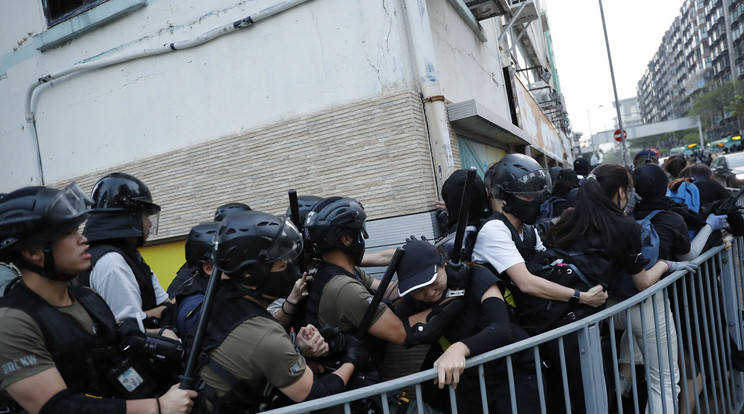 Éles fegyvereket tervez bevetni a hongkongi rendőrség / Fotó: EPA/LYNN BO BO