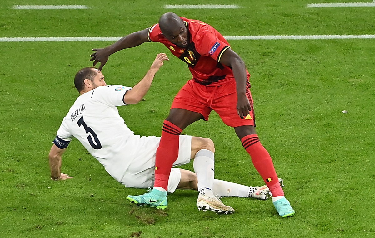 Starcie Giorgio Chielliniego (L) z Romelu Lukaku (P) podczas meczu Belgii z Włochami