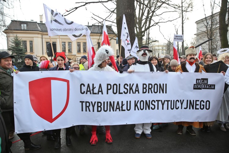 Demonstracja KOD przed budynkiem Trybunału Konstytucyjnego