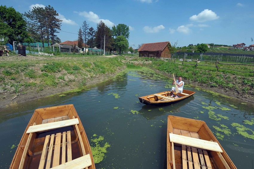 Miloš Pušica vesla u imitaciji pravog alaskog čamca
