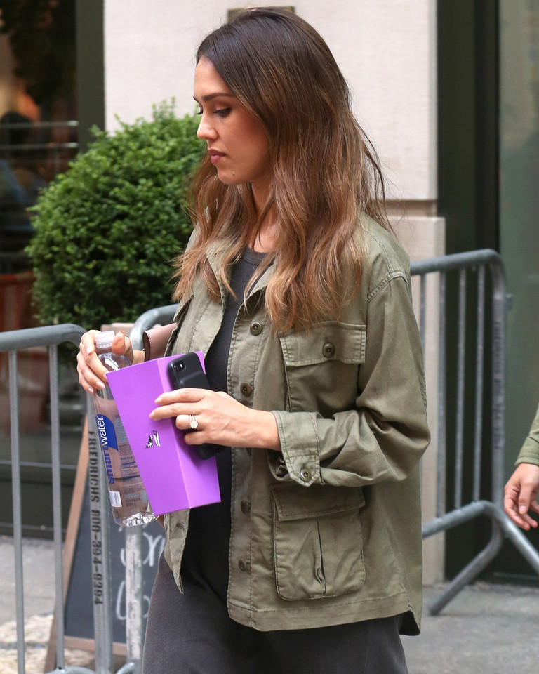 Jessica Alba w codziennej stylizacji na zakupach w Nowym Jorku