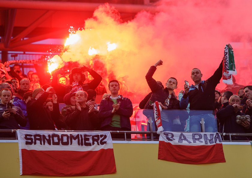 UEFA szykuje karę dla polskiej federacji za odpalenie rac na meczu z Irlandią!