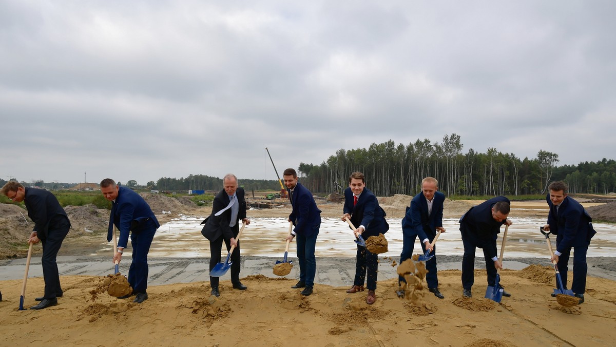 Rząd jest zdeterminowany, by dokończyć A2 i połączyć wschód Polski z centrum oraz z całą Europą – powiedział wczoraj wiceminister infrastruktury Marek Chodkiewicz. Wiceminister sprawiedliwości Patryk Jaki dodał, że budowana autostrada A2 pozwoli wyprowadzić ruch tranzytowy z Warszawy.