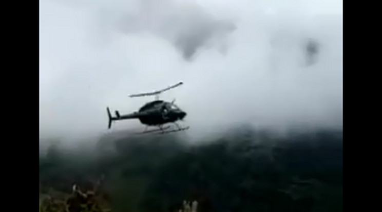 A helikopter a férfiak segítségére indult
