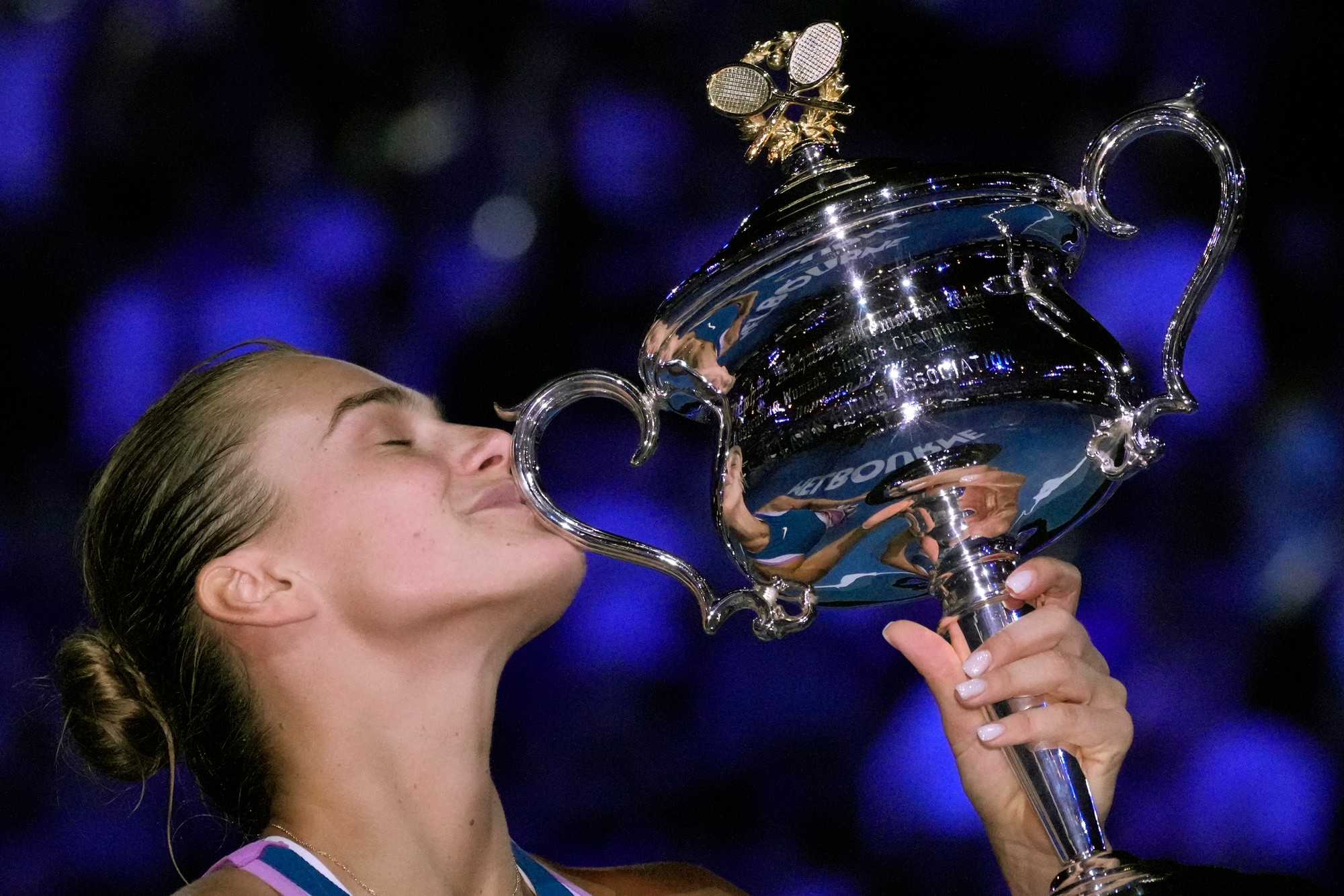 Bieloruská tenistka Aryna Sobolenková drží trofej z Australian Open. 