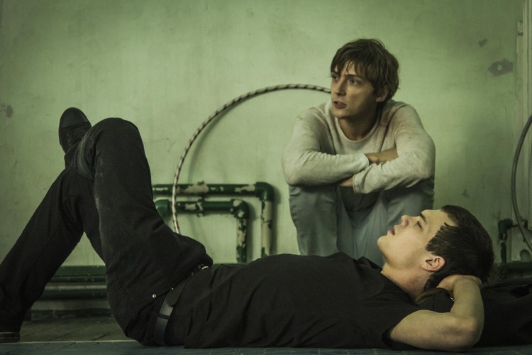 <strong>Uczeń, reż. Kirill Serebrennikov</strong>
<br><br> 
Świat nie funkcjonuje tak, jak powinien. Światem zawładnęły moce zła. Jest przepełniony kłamstwem, fałszem i obłudą. Zbezczeszczono wszelkie cnoty, a wiarę utracono. Główny bohater, nastoletni Wieniamin, uważa, że wie wszystko o moralności. Wie, co jest dobre, a co złe; wie, jak powinno się przestrzegać zasad i przed kim należy je chronić. Zachowanie Wieniamina wystawia jego otoczenie na poważną próbę. Jasnooki młodzieniec, dotychczas onieśmielony nawet w kontaktach z rówieśniczkami, w mgnieniu oka zmienia się we współczesnego Tartuffe'a, zdolnego zmusić tłum do nazywania czarnego białym. Jedyną osobą która usiłuje uratować głównego bohatera, jest nauczycielka biologii, Jelena Lwowna. W rezultacie to ona sama, jak każdy przyzwoity człowiek rzucający wyzwanie fanatyzmowi, będzie potrzebować pomocy.
<br><br> 
[opis festiwalowy]	
<br><br> 
Data polskiej premiery: 31 marca 2017