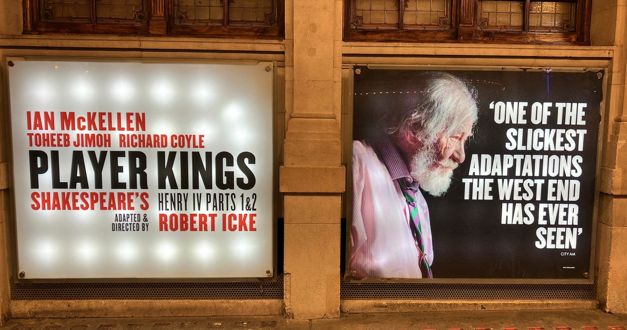 Britský herec Ian McKellen sa zotavuje po páde z javiska divadla v Londýne.